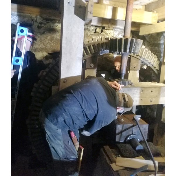 Trogna hembygdsvänner montera hjulaxeln till kugghjulet