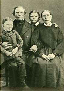Johannes Pettersson och Sofia Petersdotter med barnen Axel och Emilia