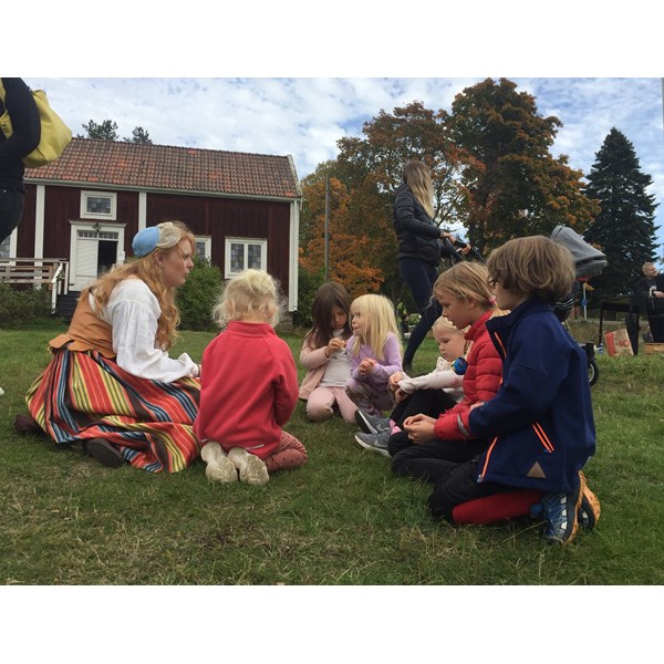 Barn på Alnö hembygdsförenings höstmarknad
