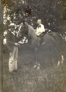 Gustav Jönsson till häst och Albert Bramstång