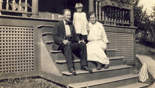 Albert och Hulda Bramstång med adoptivdottern Hjördis.