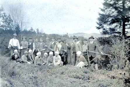 Skogsplantering på Askome berg vid sekelskiftet 1900.
