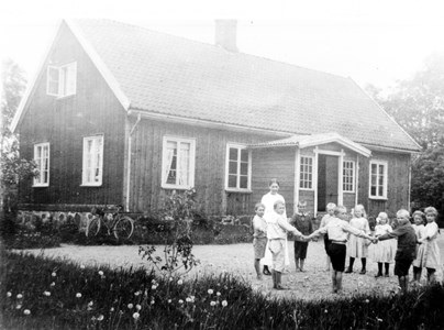 Ida Bengtsson och skolbarnen framför Askome skola
