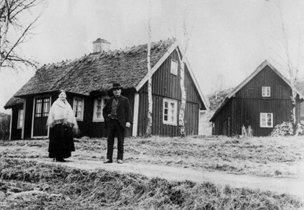 Fina Johansson och Bernhard Persson utanför sin stuga Hede 229, Askome. Hon var hans hushållerska.