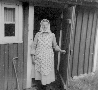 Josefina (Fina) Johansson i dörren till sin stuga, Hede 229.