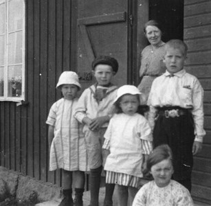Fru Elin Karlsson med barn