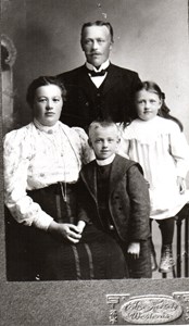 John och Alma Karlsson med barn.