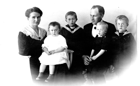 Skollärare Albert Johansson med familj