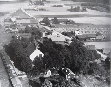 Flygbild över Bergshammars kyrkby