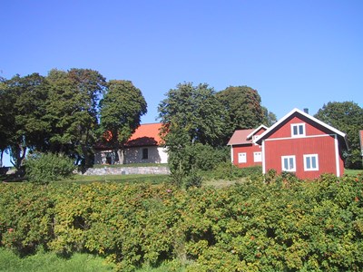 Övre Bredgården och kyrkan