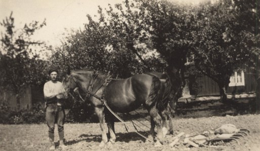 Okänd med häst vid Broby
