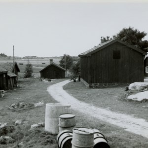 Vida gård. Uthuset längst till vänster påstås vara från Erik Dahlbergs dagar.