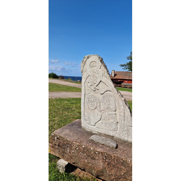 Modern "runsten" vid Råbäcks hamn och stenhuggeri