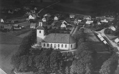  Flygfoto över Bredaryds kyrka 1935.
