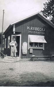 Holger Rybeck framför sin affär i Hamra.