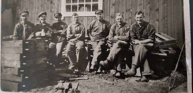 Arbetare utanför Järngjuteriet, Bredaryd