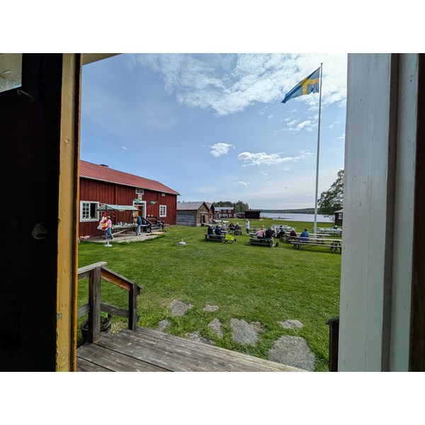 Idyllen Burträsk Hembygdsgård och svenska flaggan.