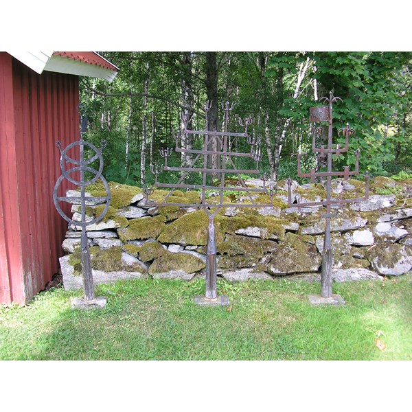 Smidda järnkors på Töftedals kyrkogård