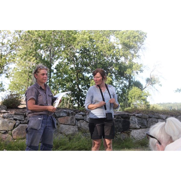 Arkeologerna Ebba Knabe och Erica Strengbom berättade om utgrävningarna vid Fogdö kyrka.