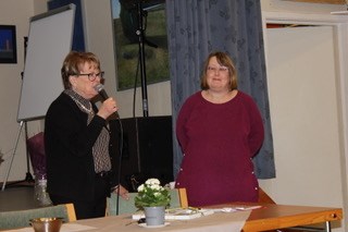 Avgående ordförande Lilian Granbeck  i Hembygdsföreningen avtackade Jessica Engström för hennes många är som kassör i föreningen!