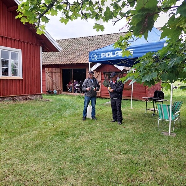 Grillen fick stå under tak.