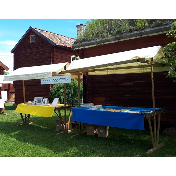 Blågula marknadsstånd