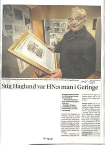 Stig Haglund visar upp sina alster från sin tid som lokalreporter i Hallands Nyheter