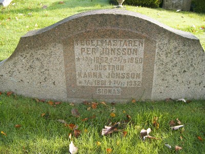 Tegelmästare Per Jönsson och hans hustru Karnas gravsten på Getinge kyrkogård.
