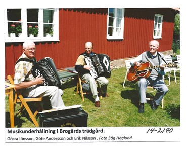 Musikunderhållning i Brogårds trädgård 14-2170
