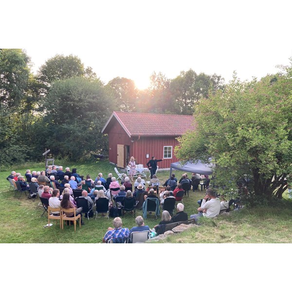 Teater i Snogge hembygdsgård i Frillesås
