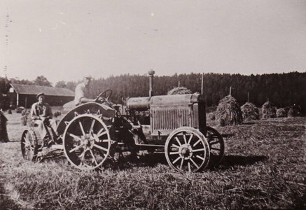 Traktor och slåttermaskin