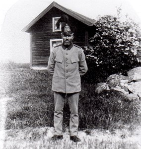 Soldat Svärd framför sitt soldattorp i Härad.