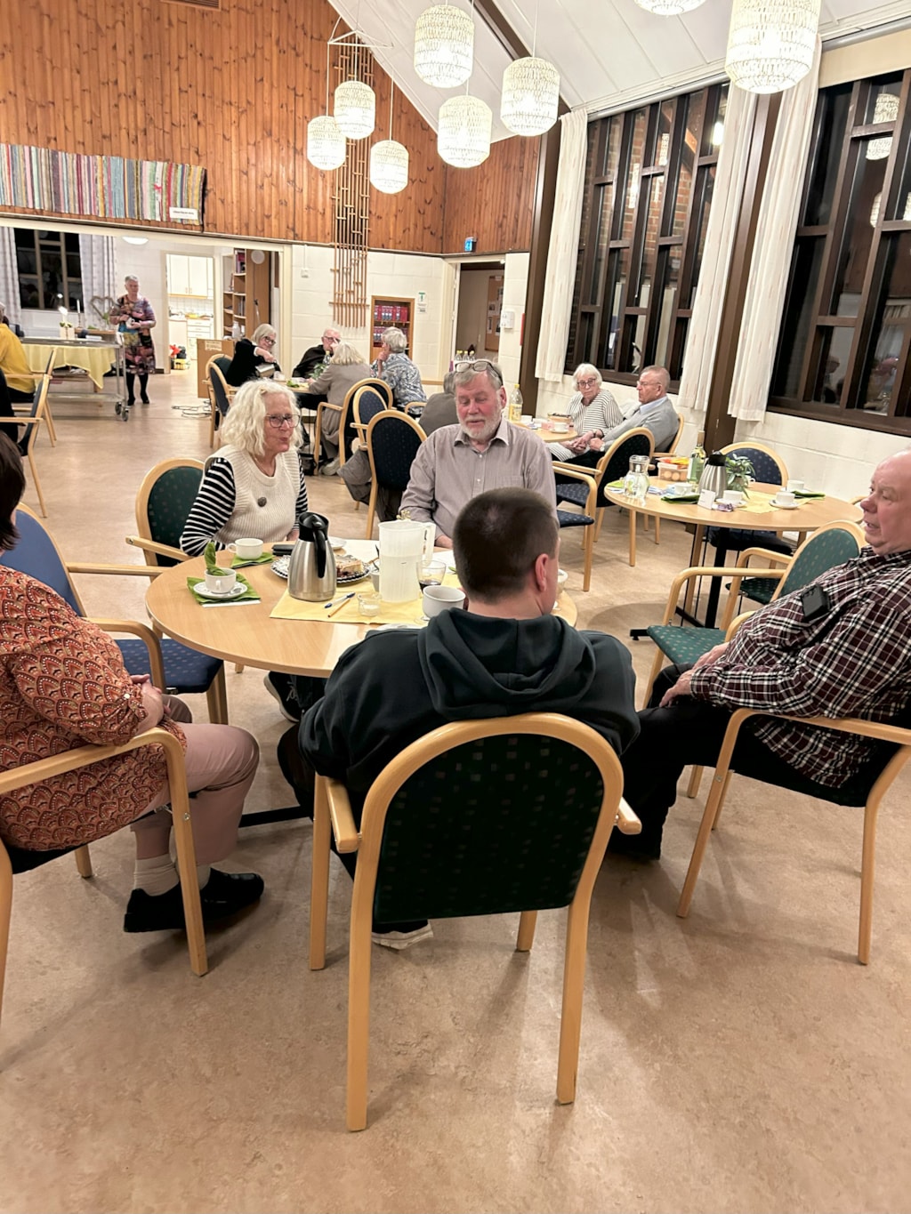 Gunnel och Morgan konverserar flitig