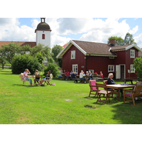 Servering i Haralds trädgård, en av de fina dagarna under öppet hus