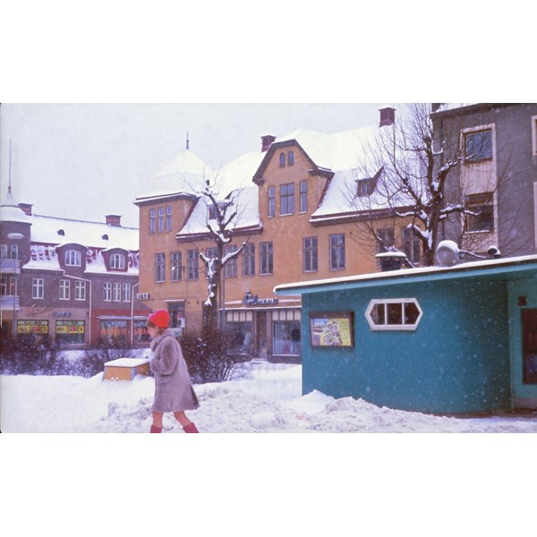 Esplanaden en kall vinterdag omkring 60-talet. I förgrunden Nyléns skor. På gaveln vid högra huset Reso resebyrå och till höger Ödmans herrekipering. Kiosken till höger innehöll både toalett, vilrum för busschaufförerna och lottkiosk.