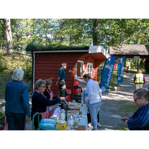 kaffeservering i parken och korv i kiosken