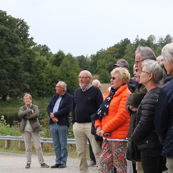 Hemliga resan 2022. Resenärer på bron till Ådö