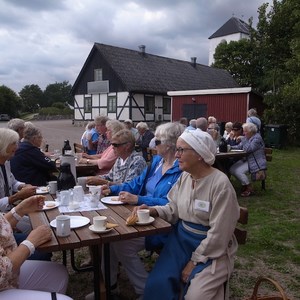 Gunilla fikar med grupp