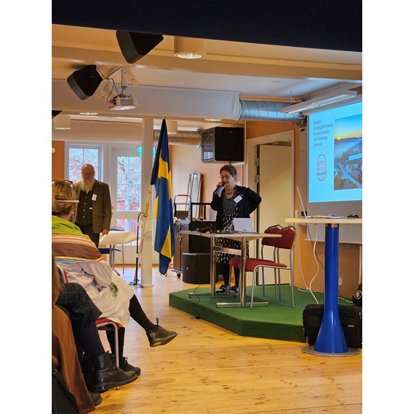 Lisbeth och Peter hälsar välkomna till höstmöte 2024