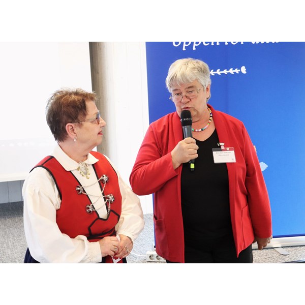 Lisbeth Svensson mottar Sveriges hembygdsförbunds högsta utmärkelse maj 2025. Foto Erling Åberg