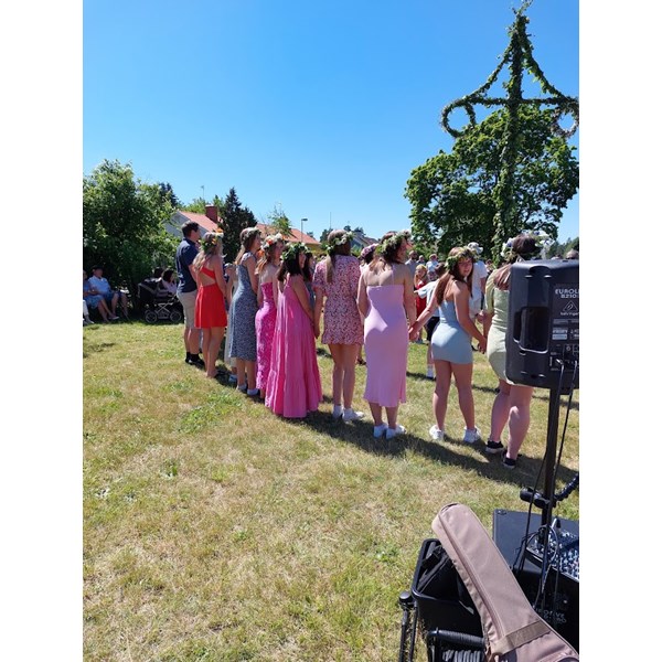 Dans kring midsommarstången 2022