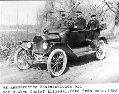 0092 Gustaf Liljedal kör Reuterskiölds bil ca 1920.jpg