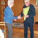 Här överräcker Birgitta en blomma till Bengt-Åke som avgår som suppleant i styrelsen