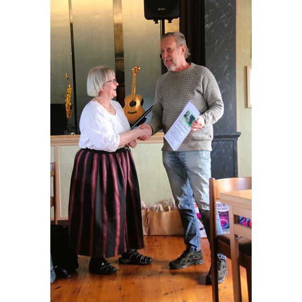 Ordförande överlämnar Åhrénstipendiet