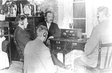 Samling runt en radiomottagare på 1920-talet, Källängen i Fixan
