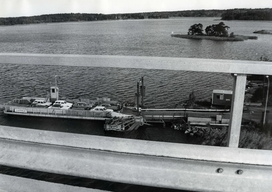 Från bron mot färjan