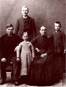 Elisabeth Ekmans morfar med familj