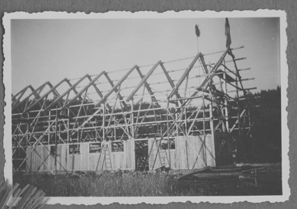 Ny ladugård byggs i Moo Södergård 1950-51