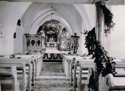 Bröllopssmyckad kyrka
