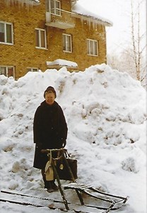 Solsäter den snörika vintern 1977, med Iris Nilsson framför